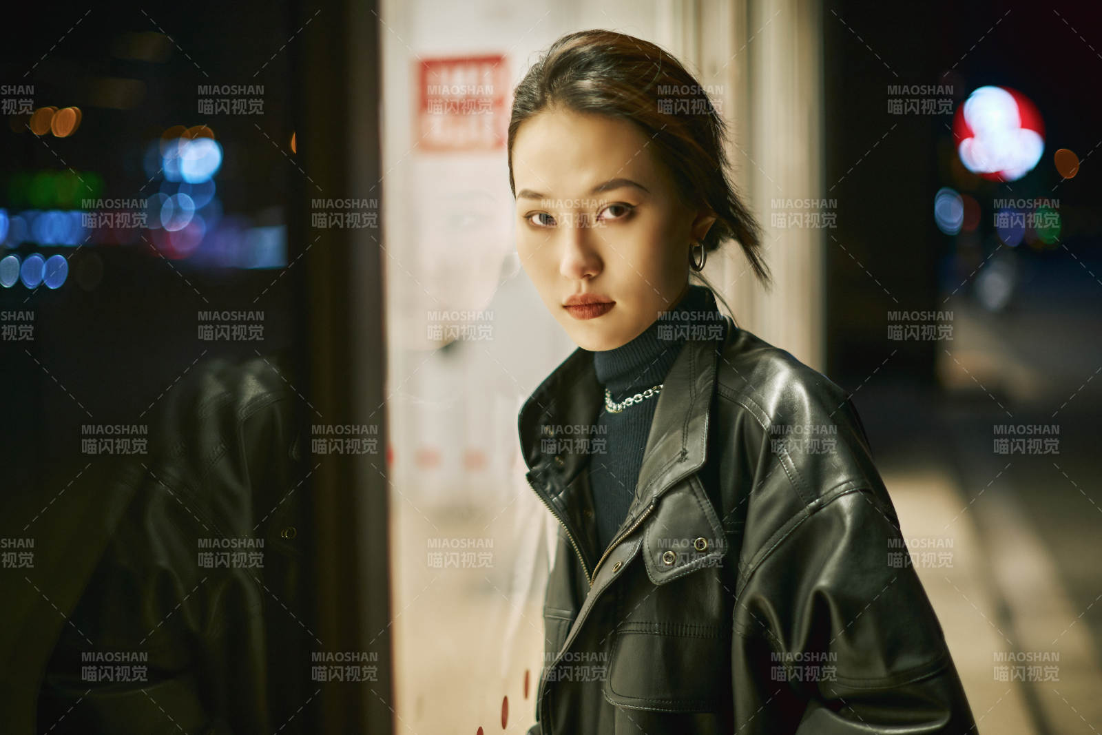 夜晚站立在櫥窗外的亞洲少女