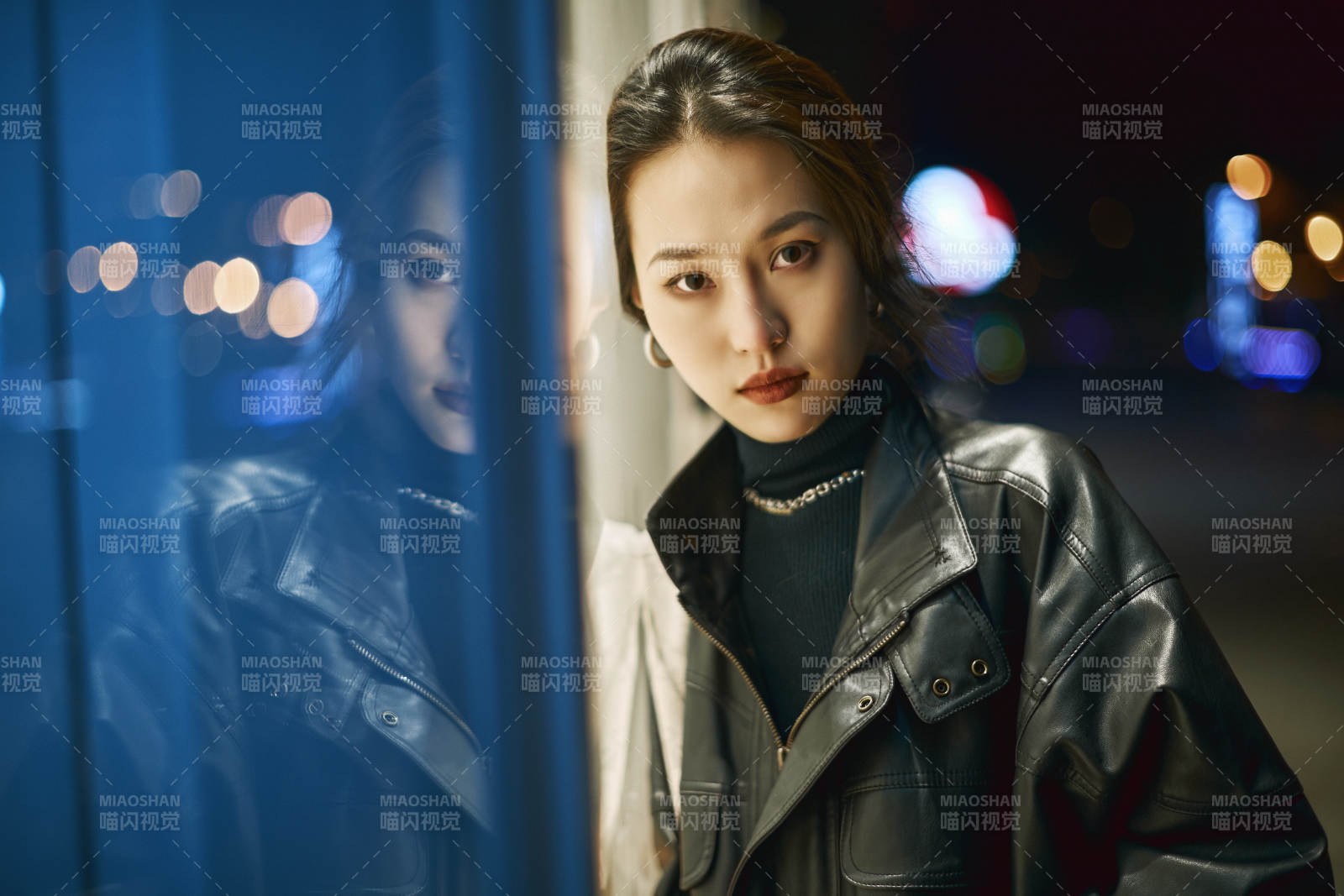 夜晚站立在櫥窗外的亞洲少女