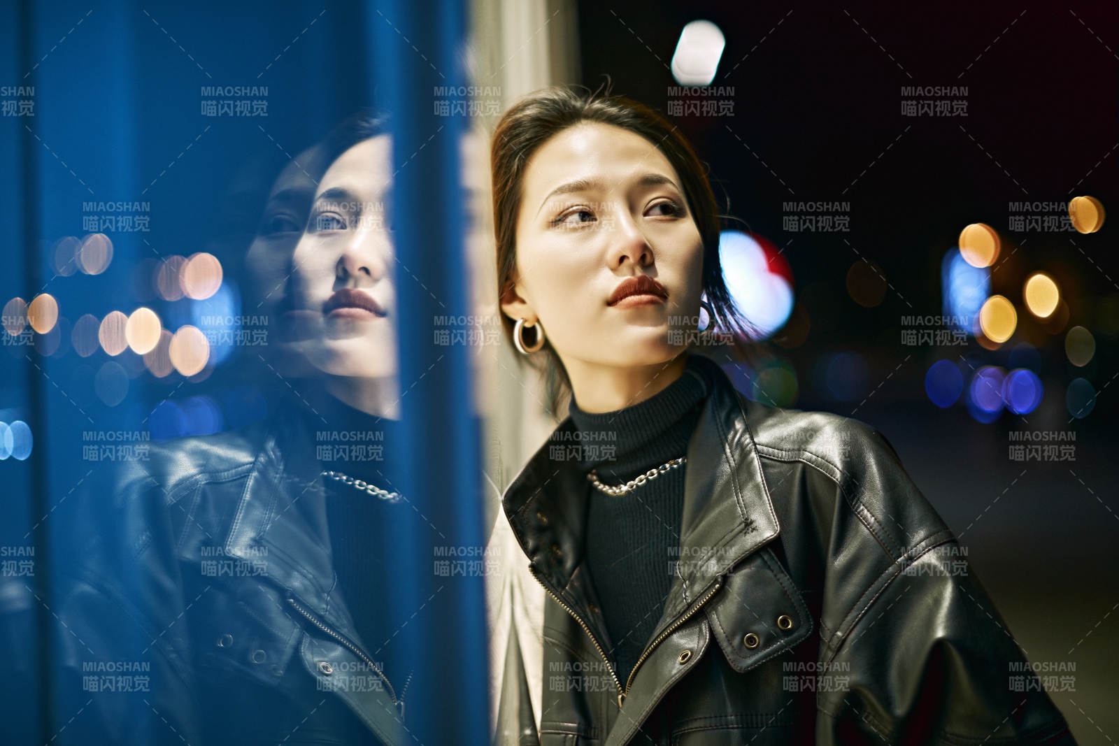 夜晚站立在櫥窗外的亞洲少女