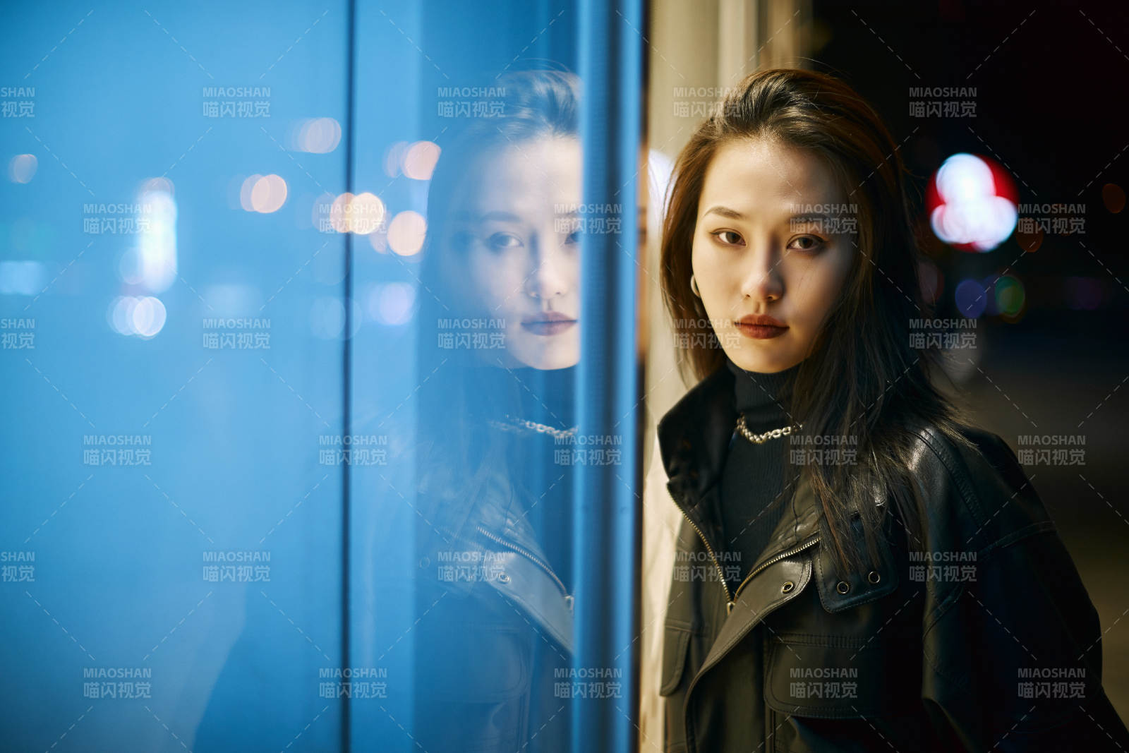 夜晚站立在櫥窗外的亞洲少女