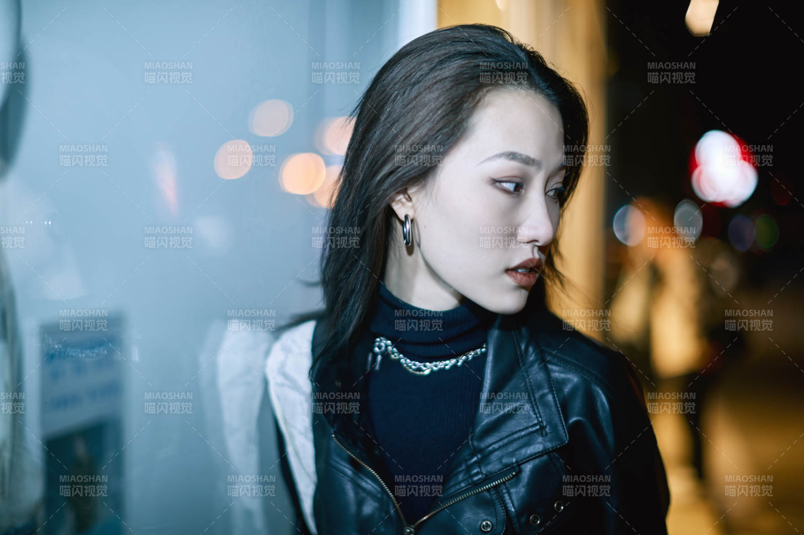 夜晚站立在櫥窗外的亞洲少女