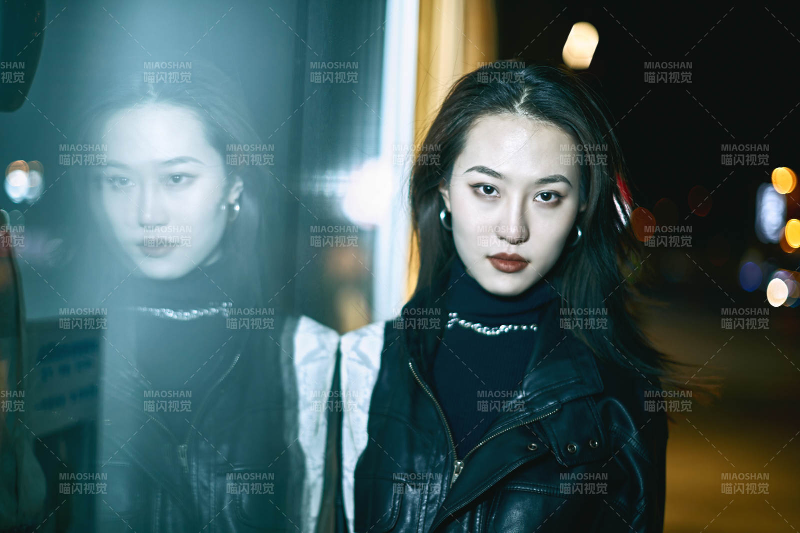 夜晚站立在櫥窗外的亞洲少女