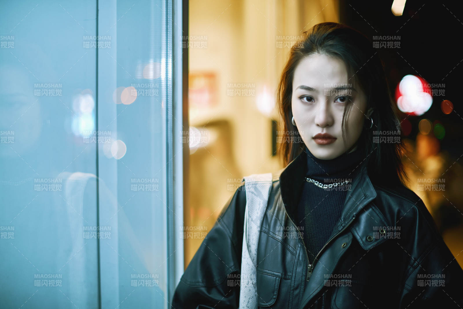 夜晚站立在櫥窗外的亞洲少女