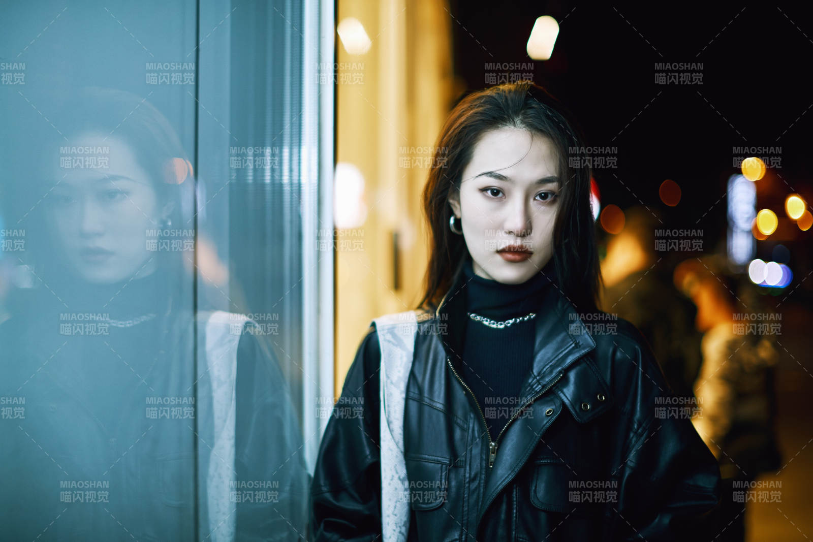 夜晚站立在櫥窗外的亞洲少女