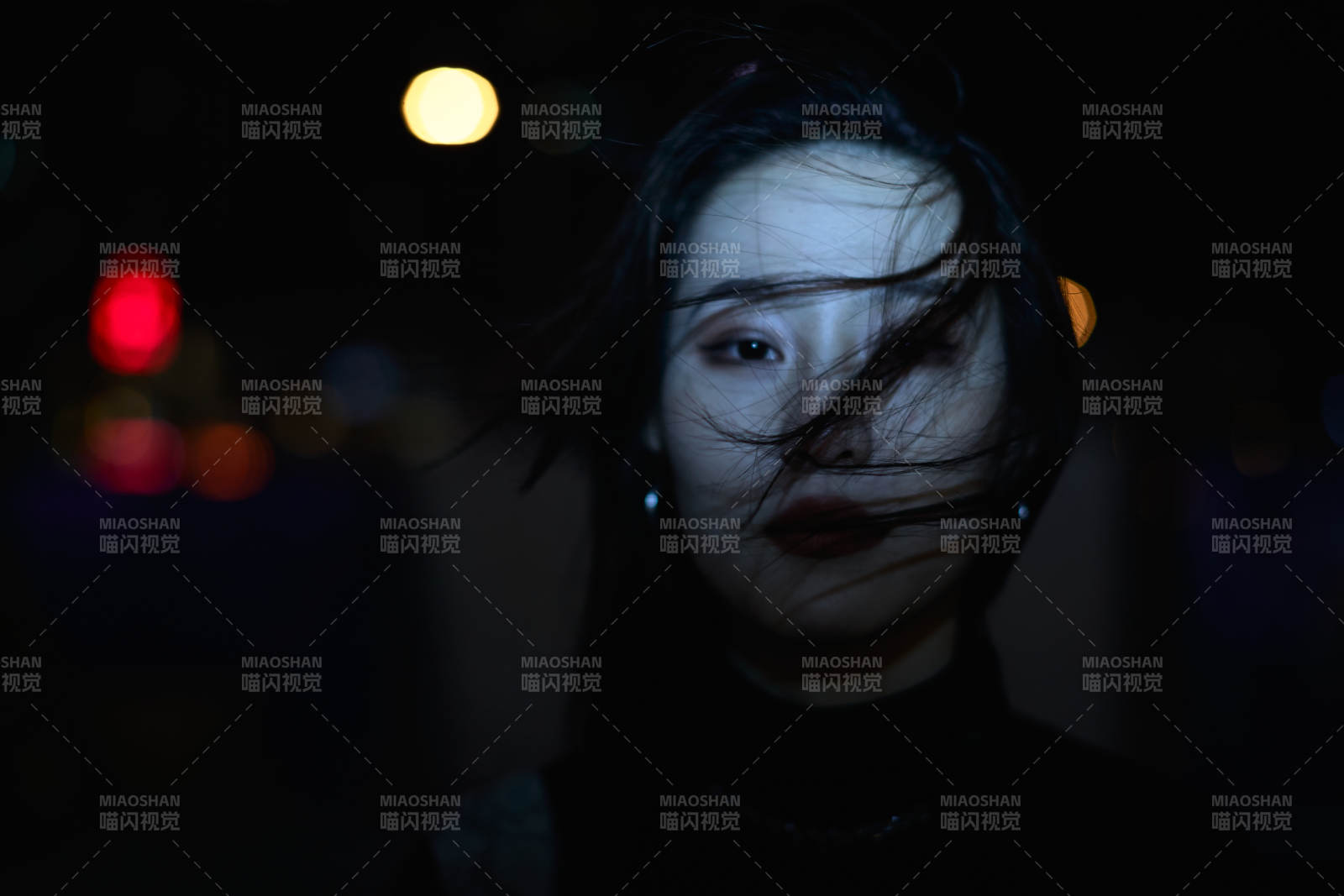 夜晚站立在櫥窗外的亞洲少女