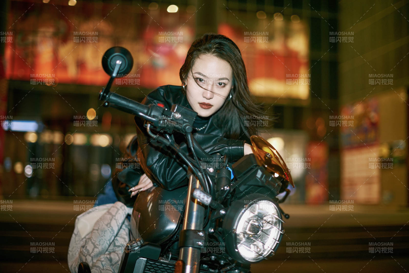 夜晚霓虹下騎摩托的少女
