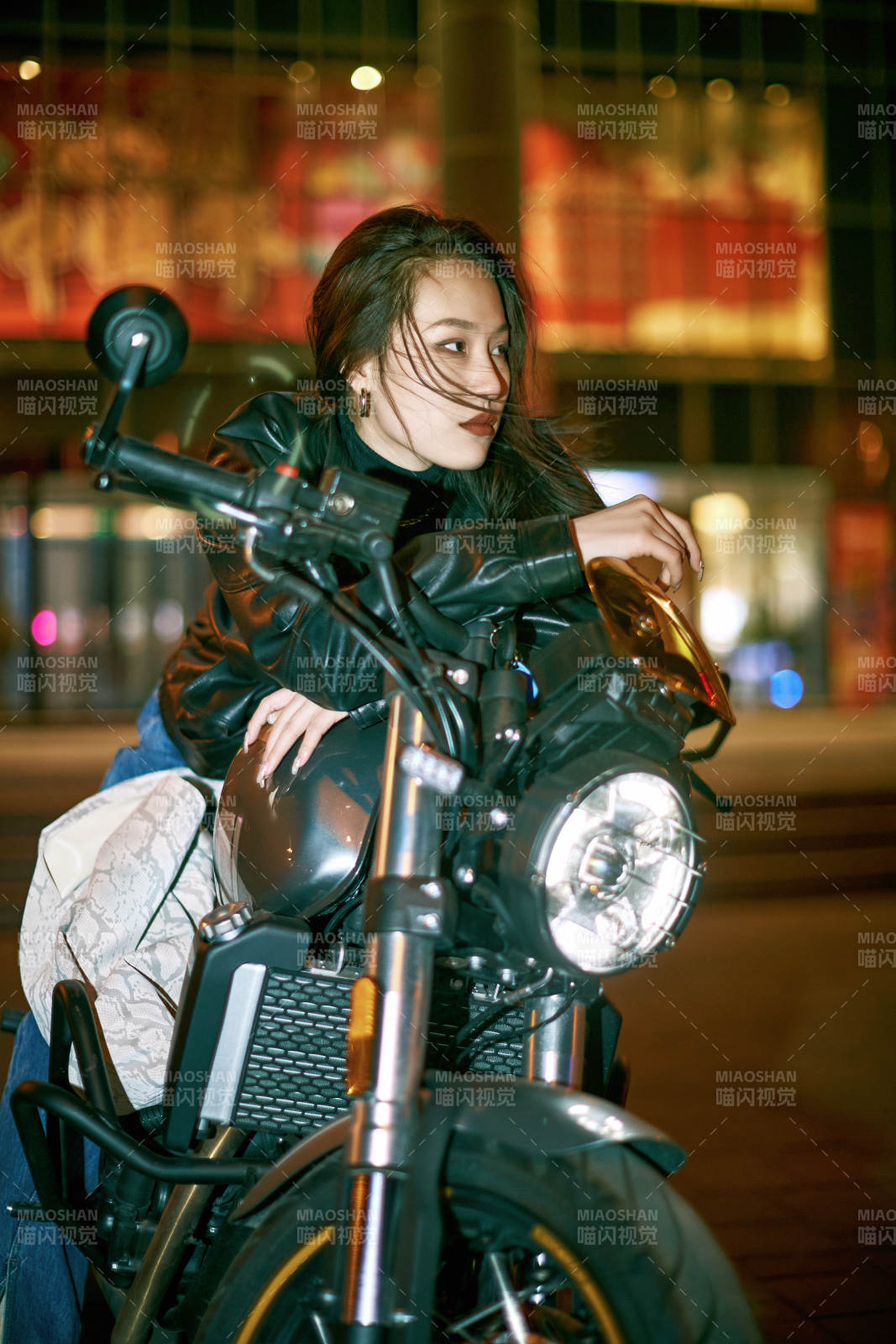 夜晚霓虹下騎摩托的少女
