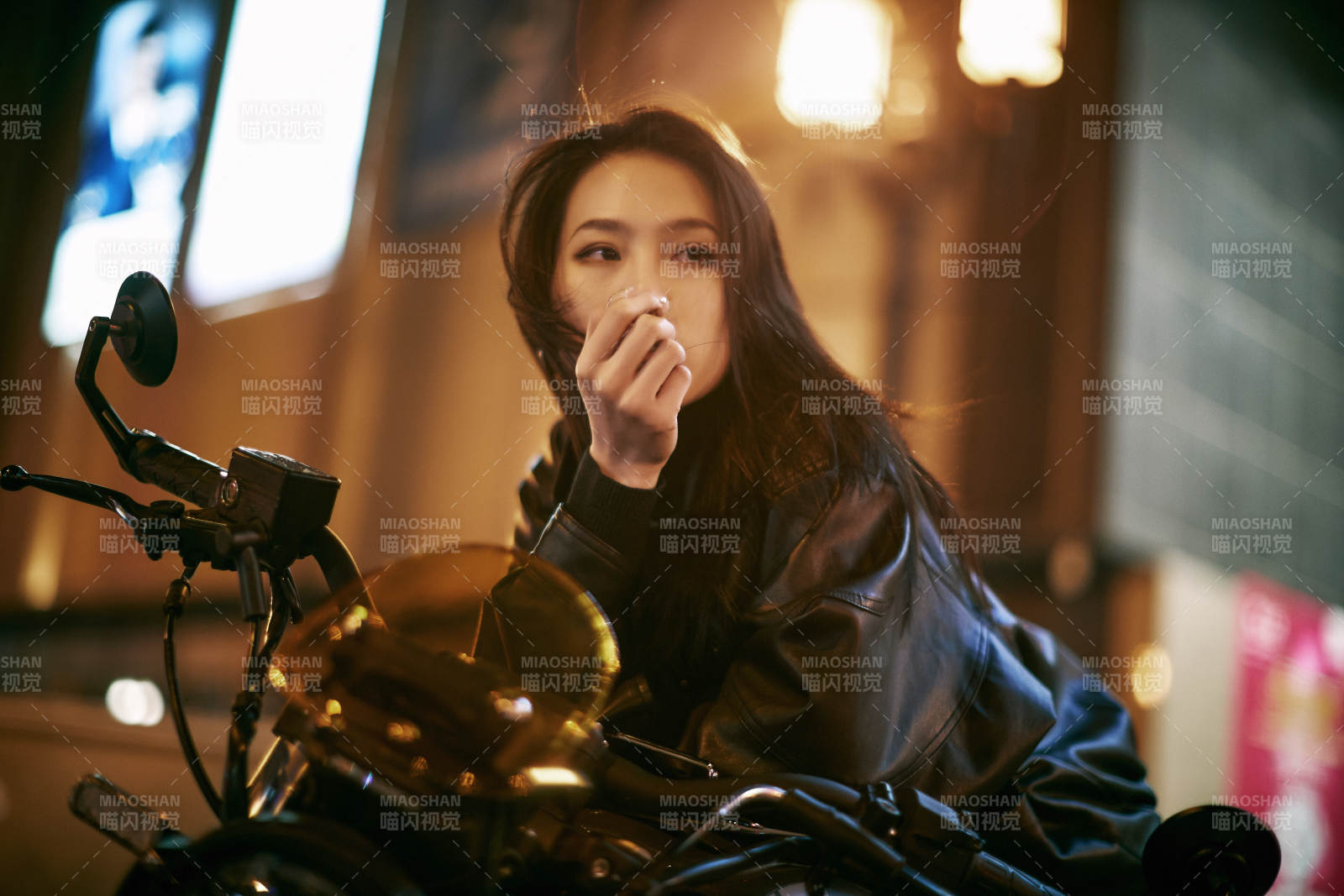 夜晚霓虹下騎摩托的少女