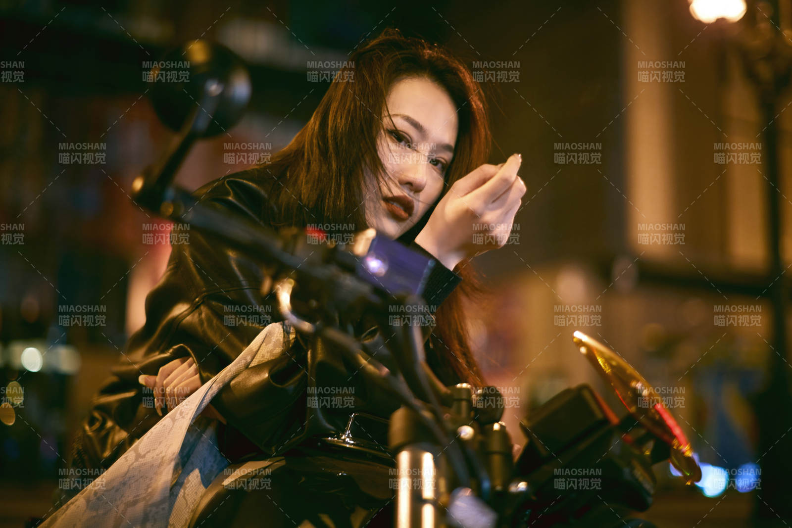 夜晚霓虹下骑摩托的少女