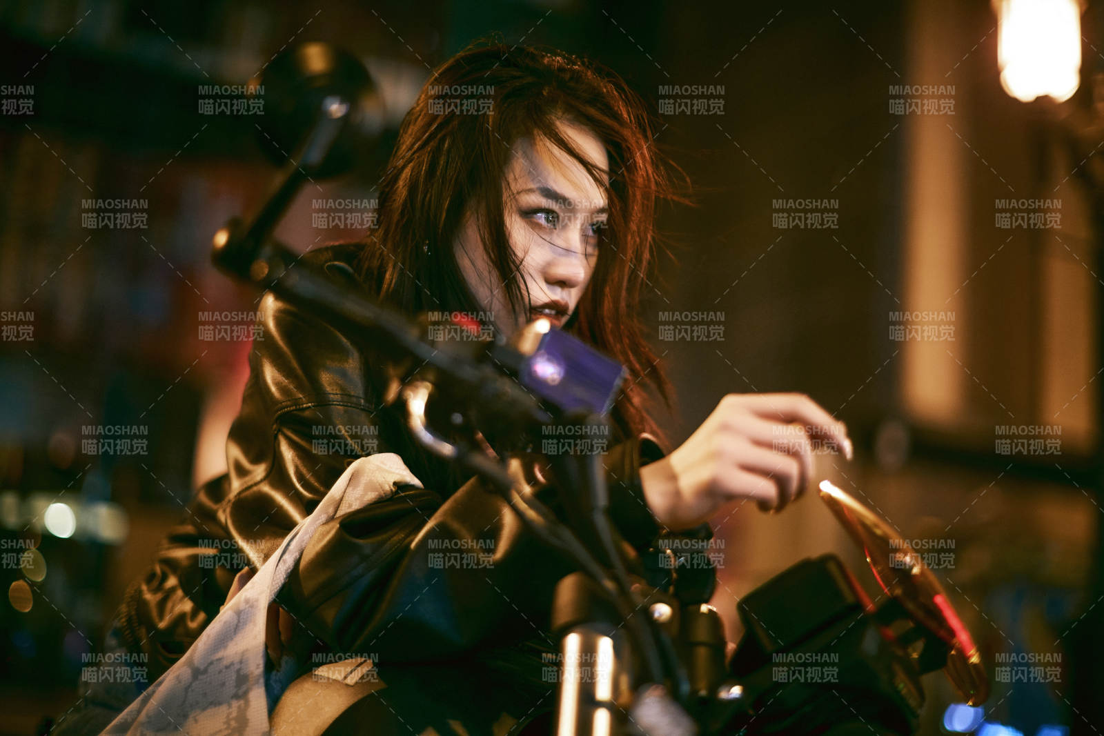 夜晚霓虹下騎摩托的少女