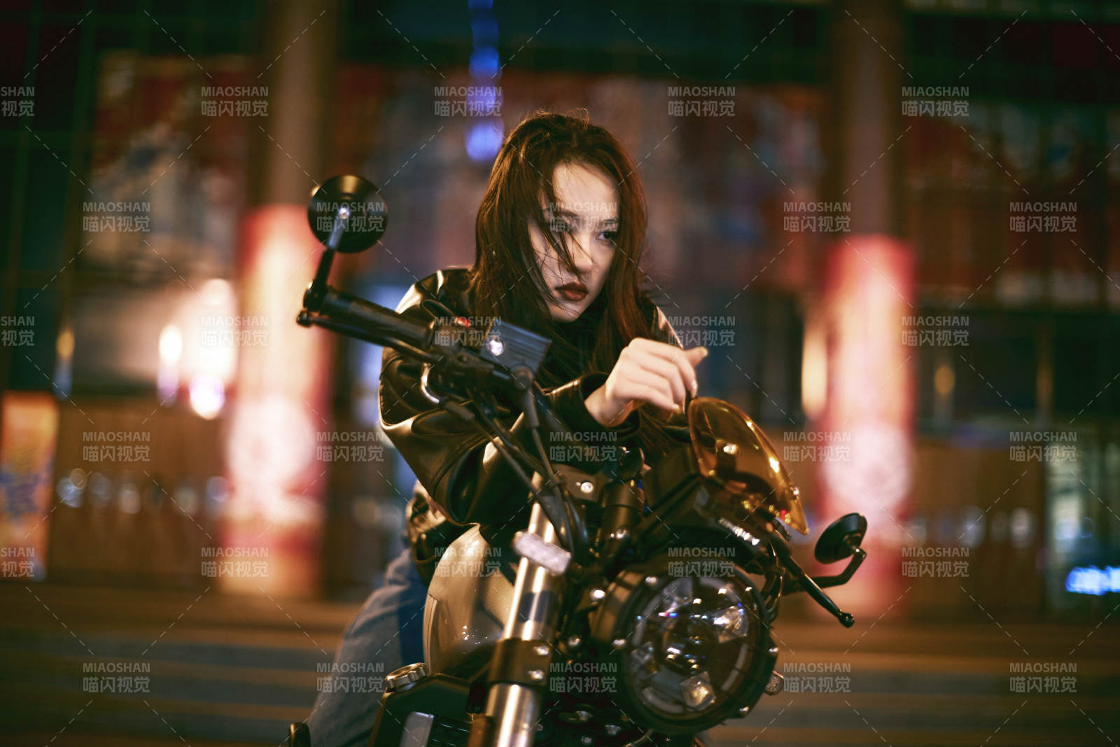 夜晚霓虹下騎摩托的少女