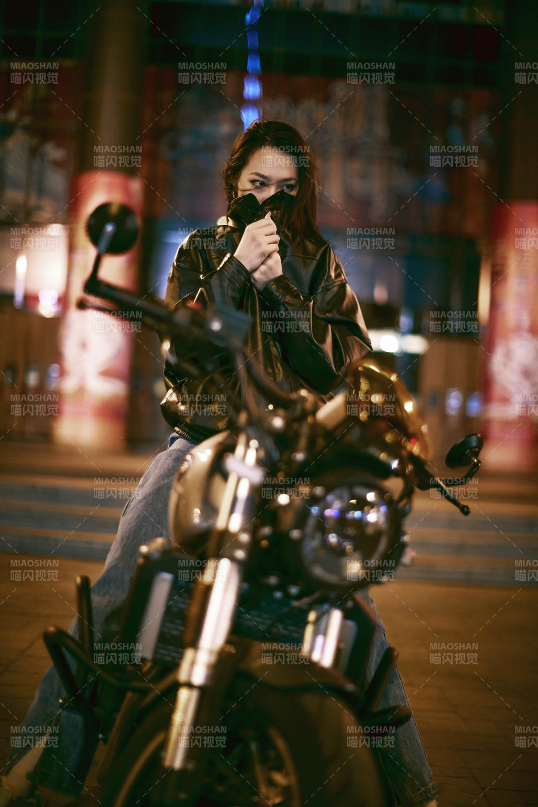 夜晚霓虹下騎摩托的少女