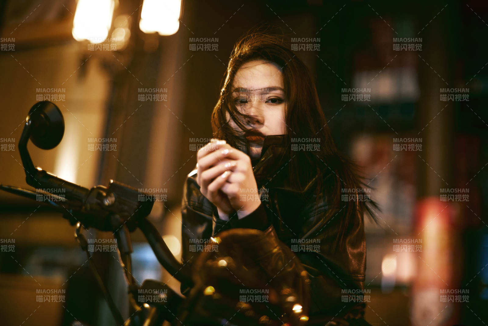 夜晚霓虹下騎摩托的少女