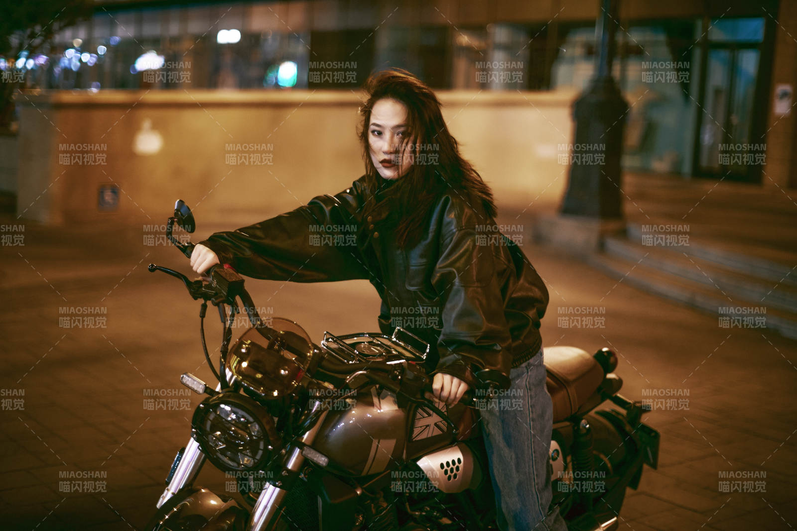 夜晚霓虹下騎摩托的少女