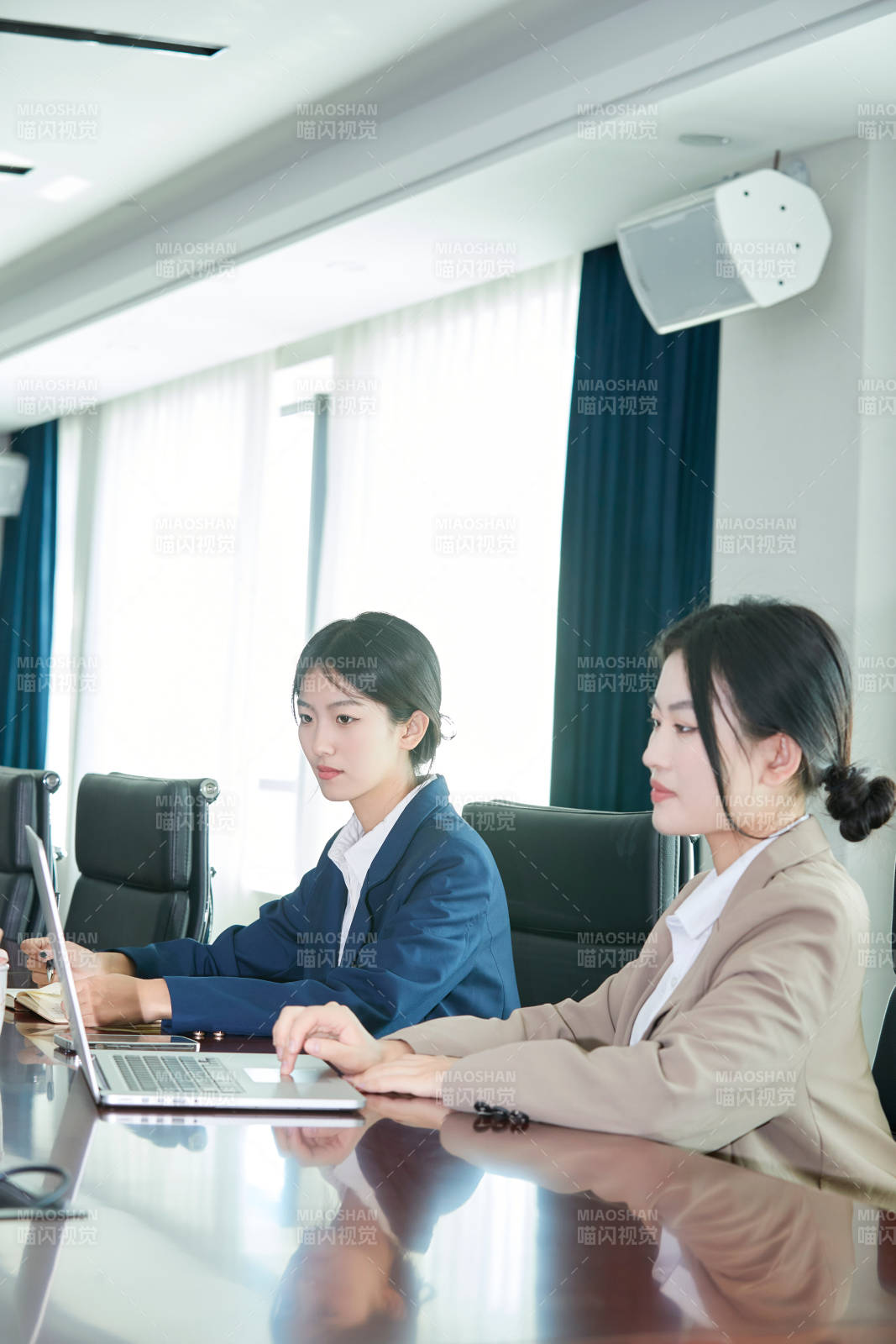 在室內使用電腦辦公的亞洲白領女性