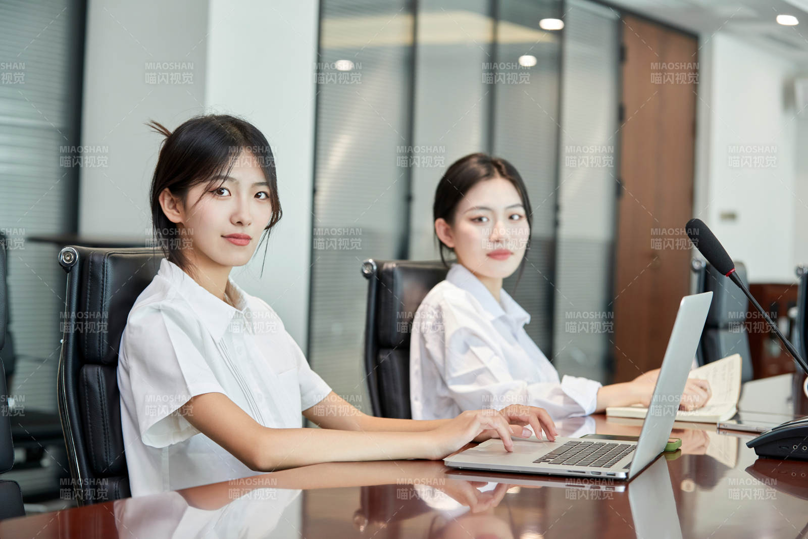 在室內使用電腦辦公的亞洲白領女性