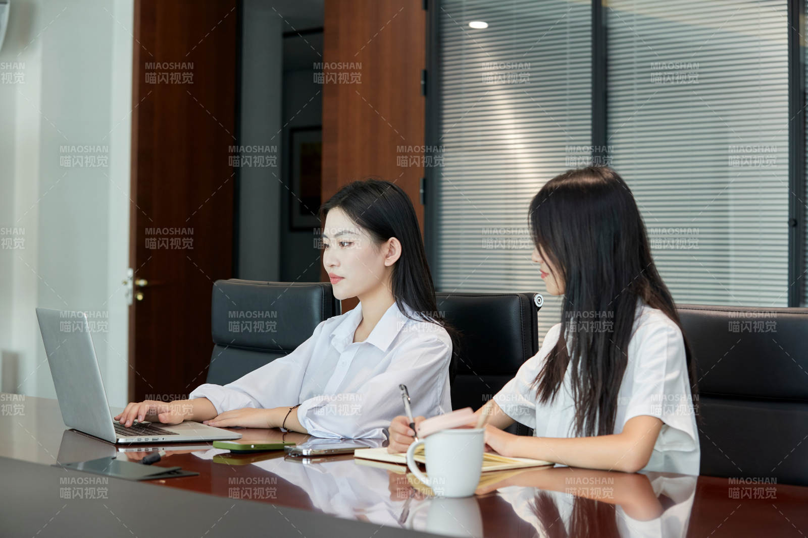 在室內(nèi)使用電腦辦公的亞洲白領(lǐng)女性