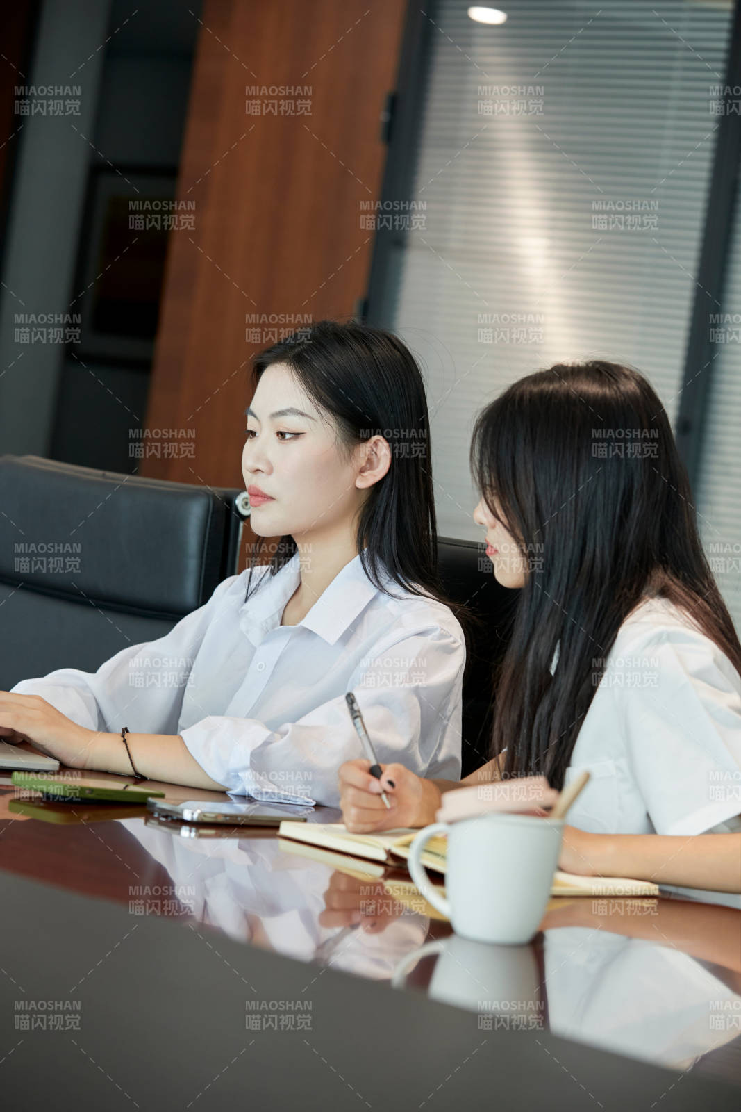 在室內使用電腦辦公的亞洲白領女性