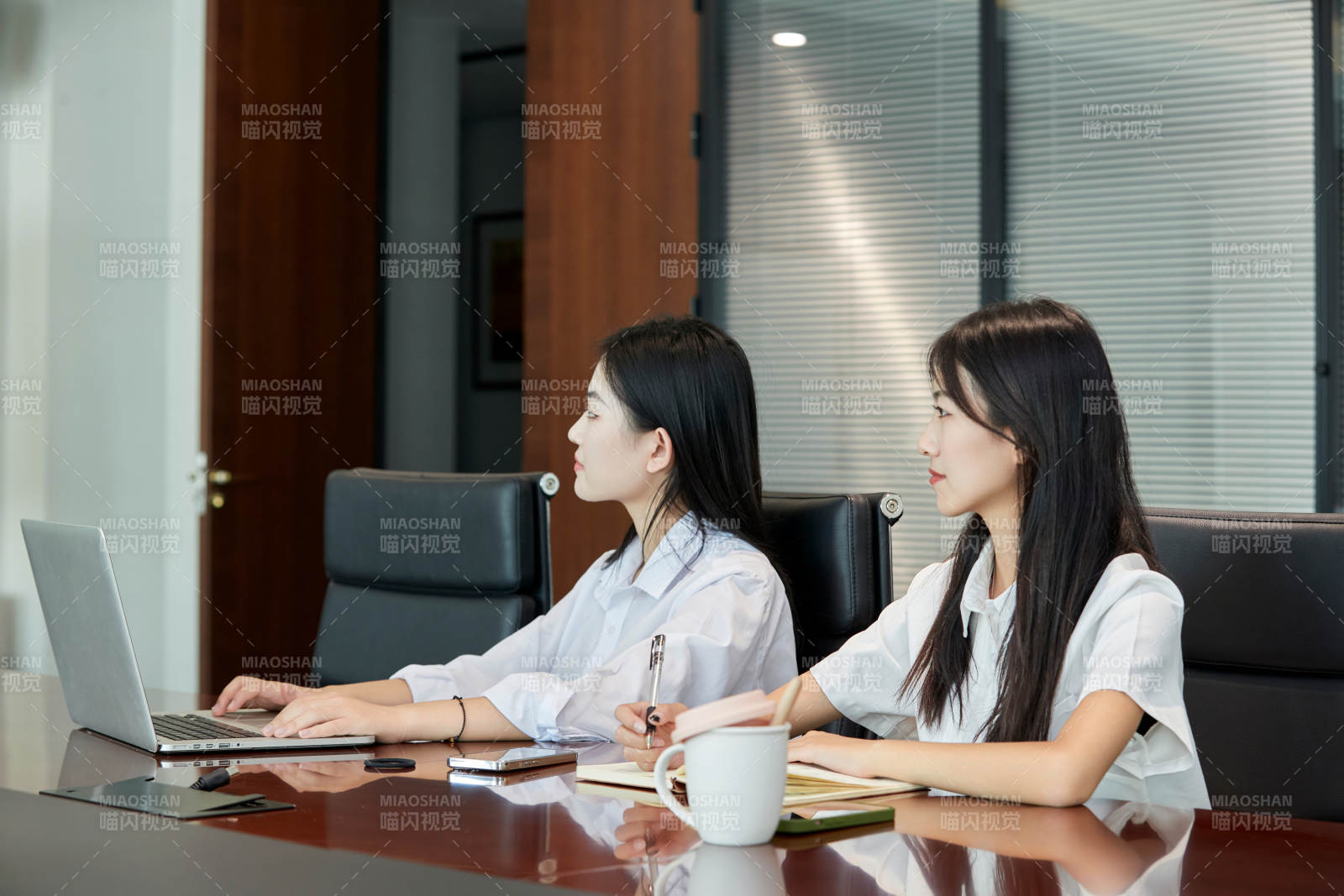 在室內(nèi)使用電腦辦公的亞洲白領(lǐng)女性