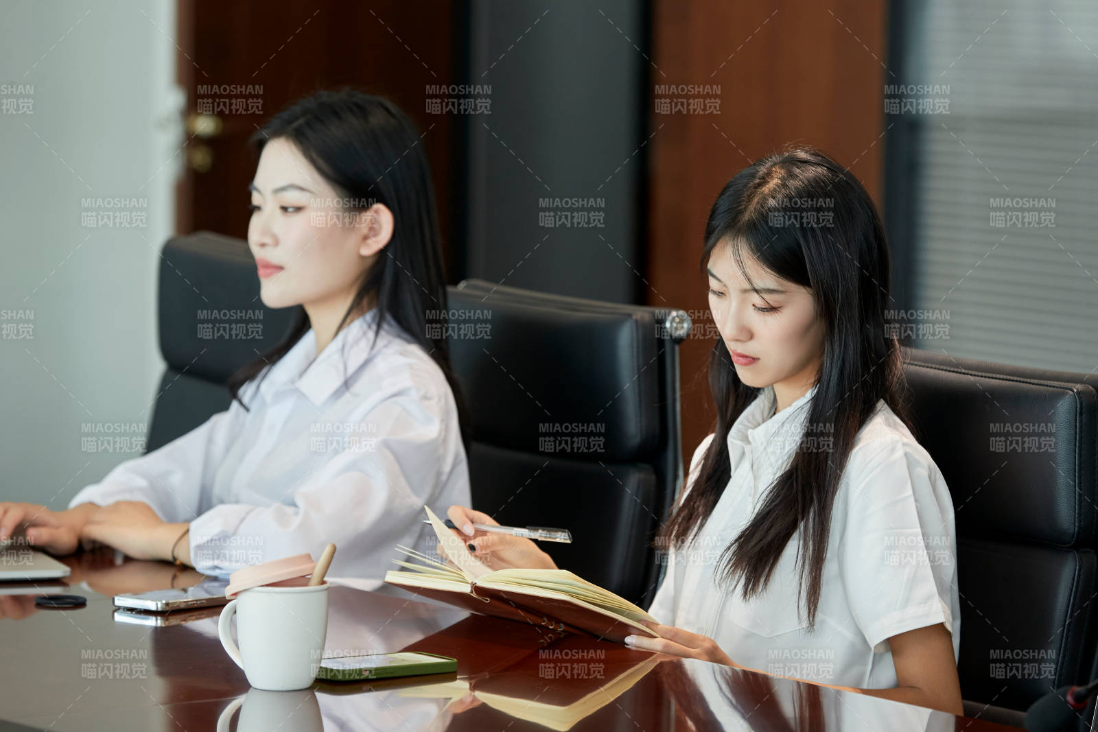 在室內使用電腦辦公的亞洲白領女性