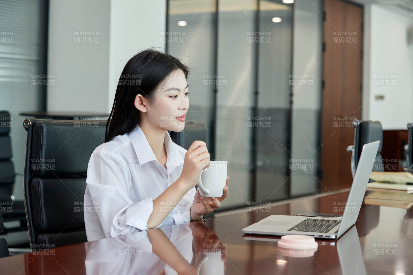 在室內(nèi)使用電腦辦公的亞洲白領(lǐng)女性