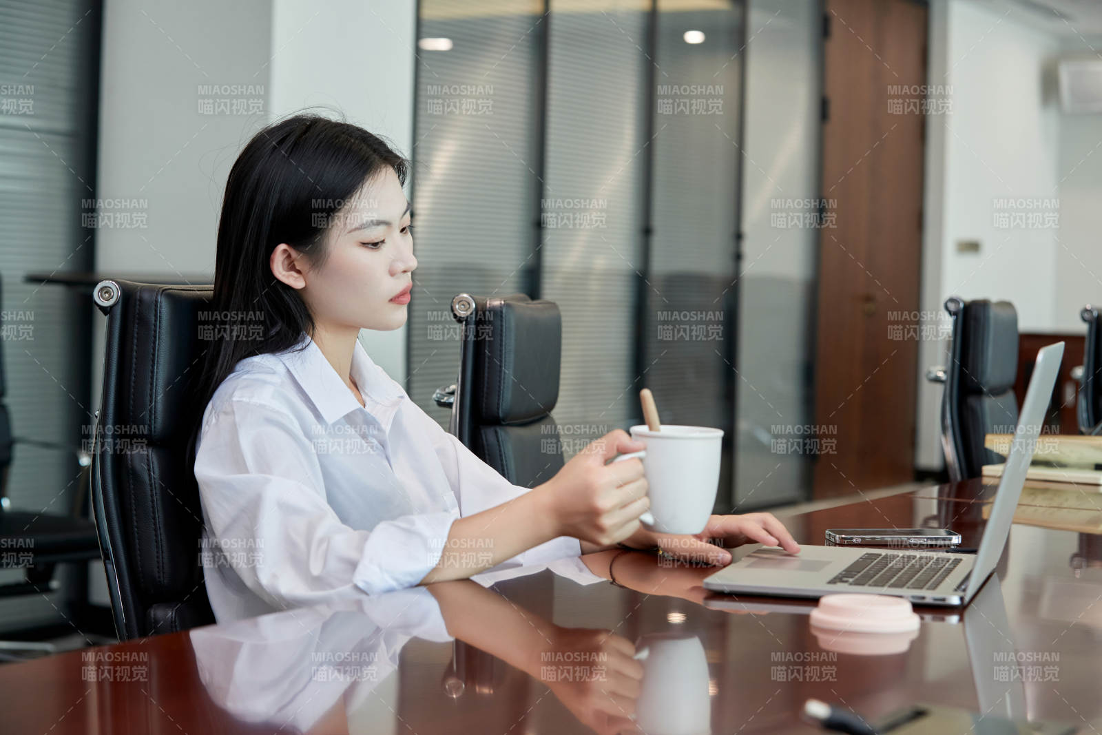 在室內使用電腦辦公的亞洲白領女性