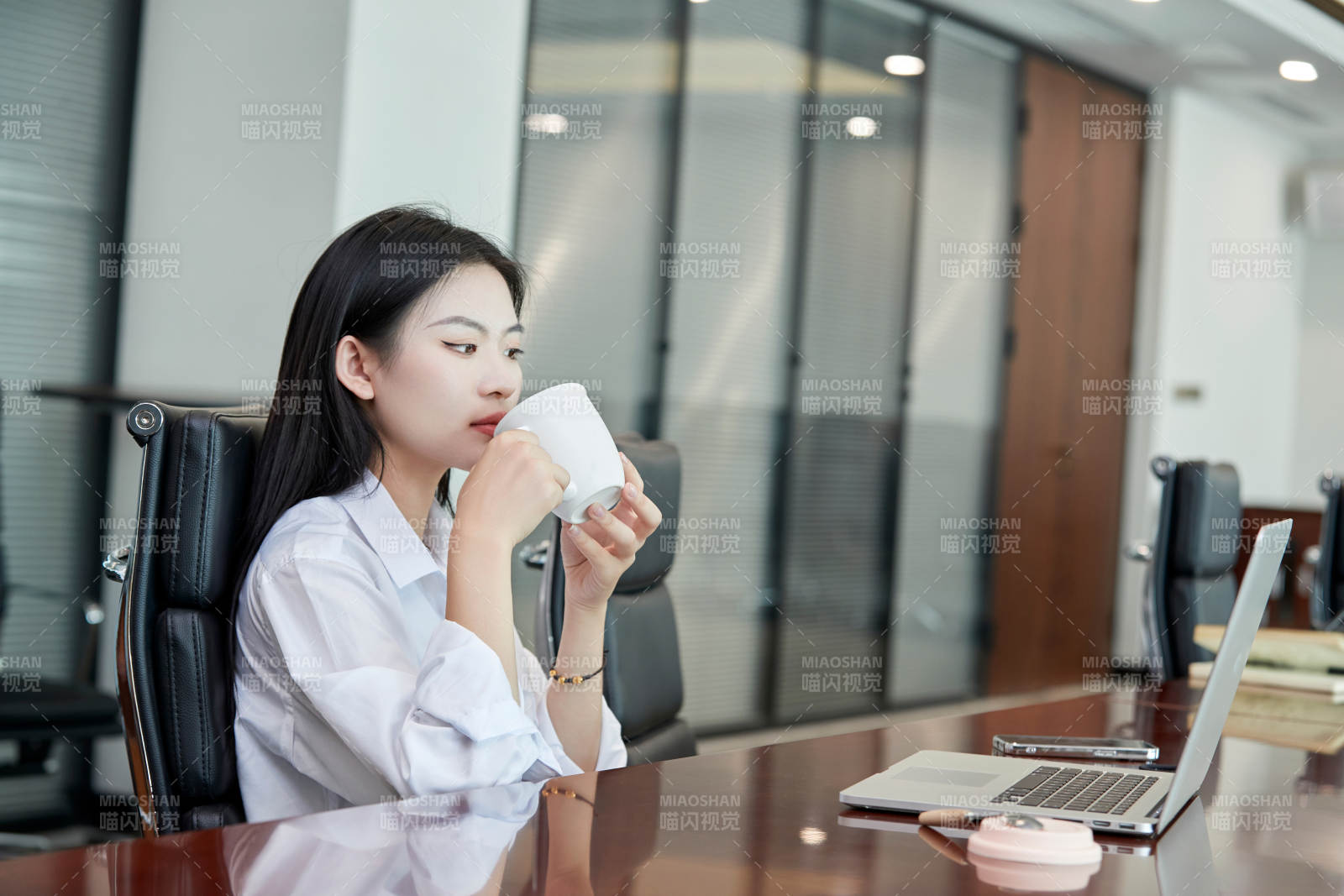 在室內使用電腦辦公的亞洲白領女性