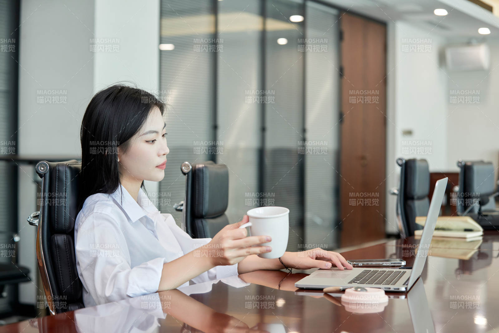 在室內使用電腦辦公的亞洲白領女性