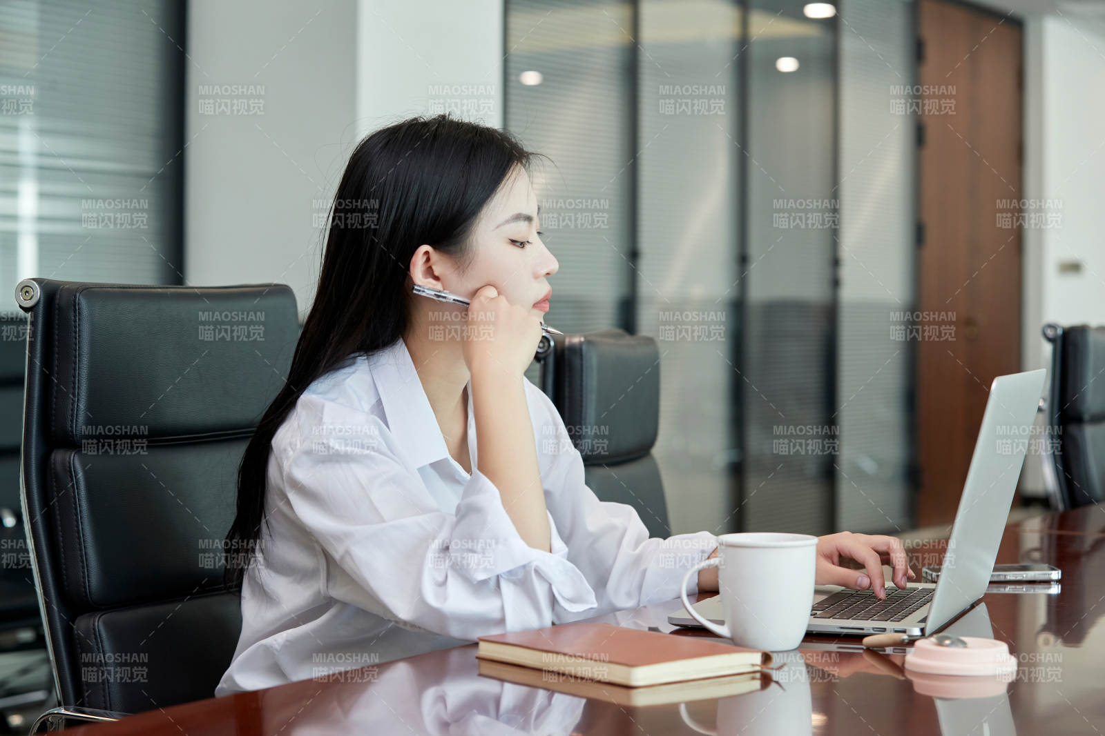 在室內(nèi)使用電腦辦公的亞洲白領(lǐng)女性