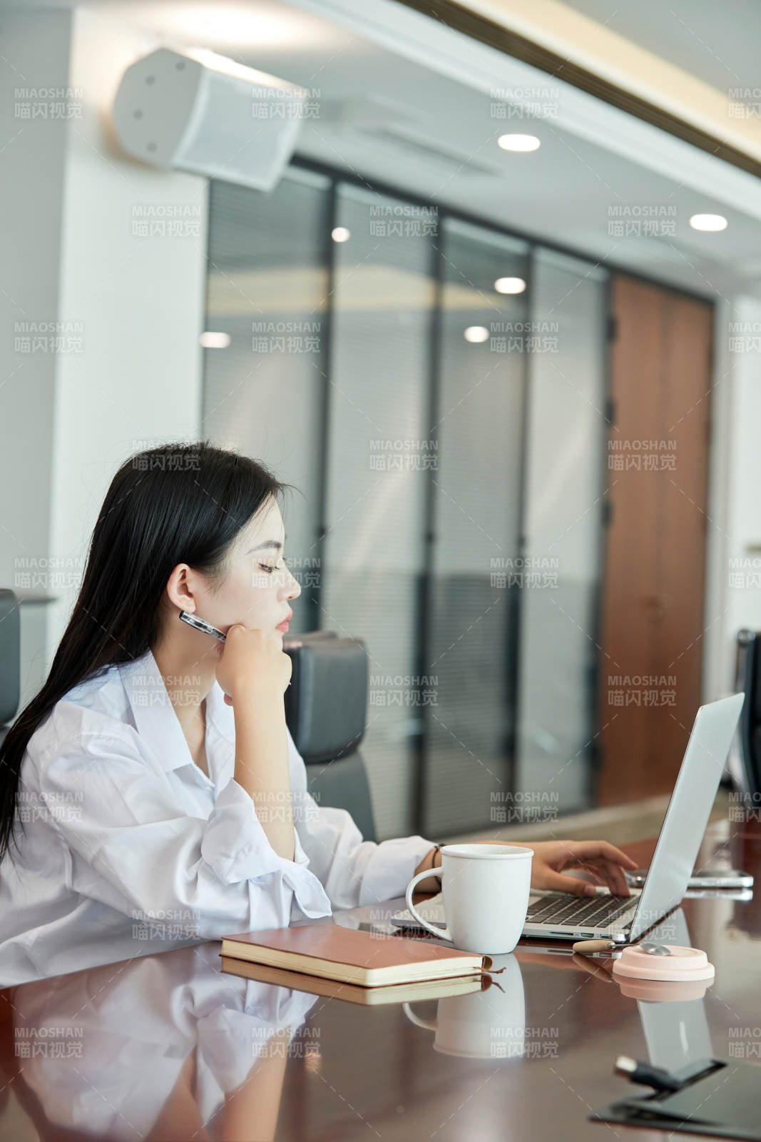 在室內使用電腦辦公的亞洲白領女性