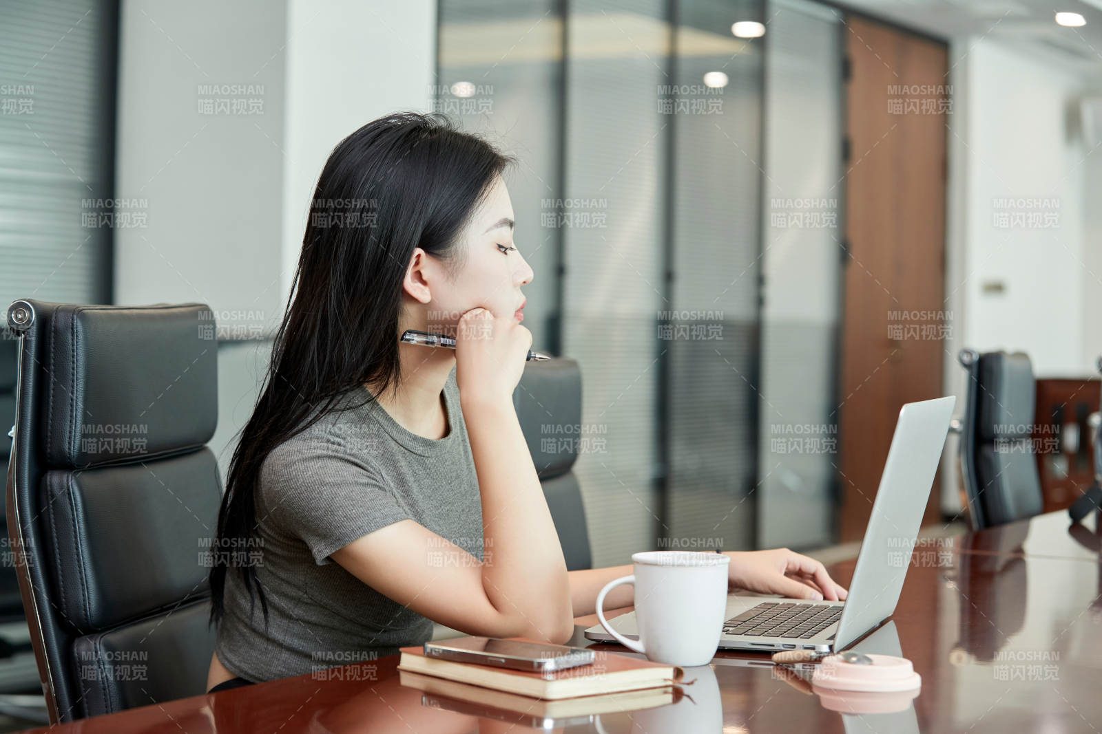 在室內使用電腦辦公的亞洲白領女性