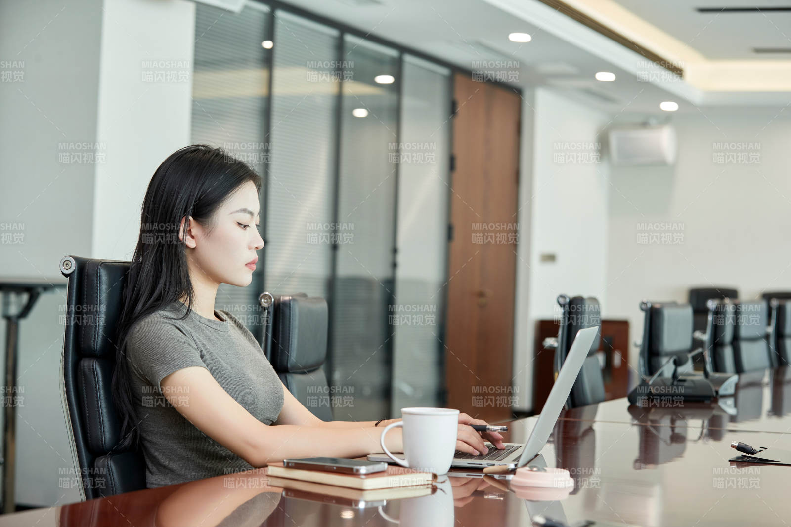 在室內(nèi)使用電腦辦公的亞洲白領(lǐng)女性