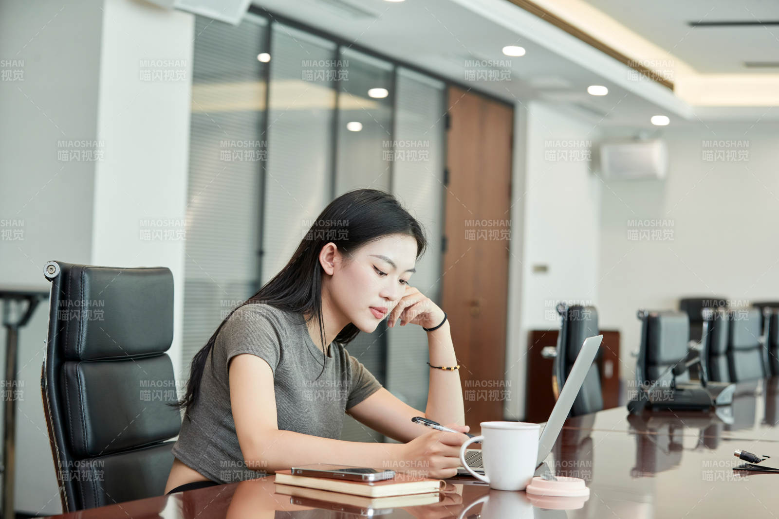 在室内使用电脑办公的亚洲白领女性