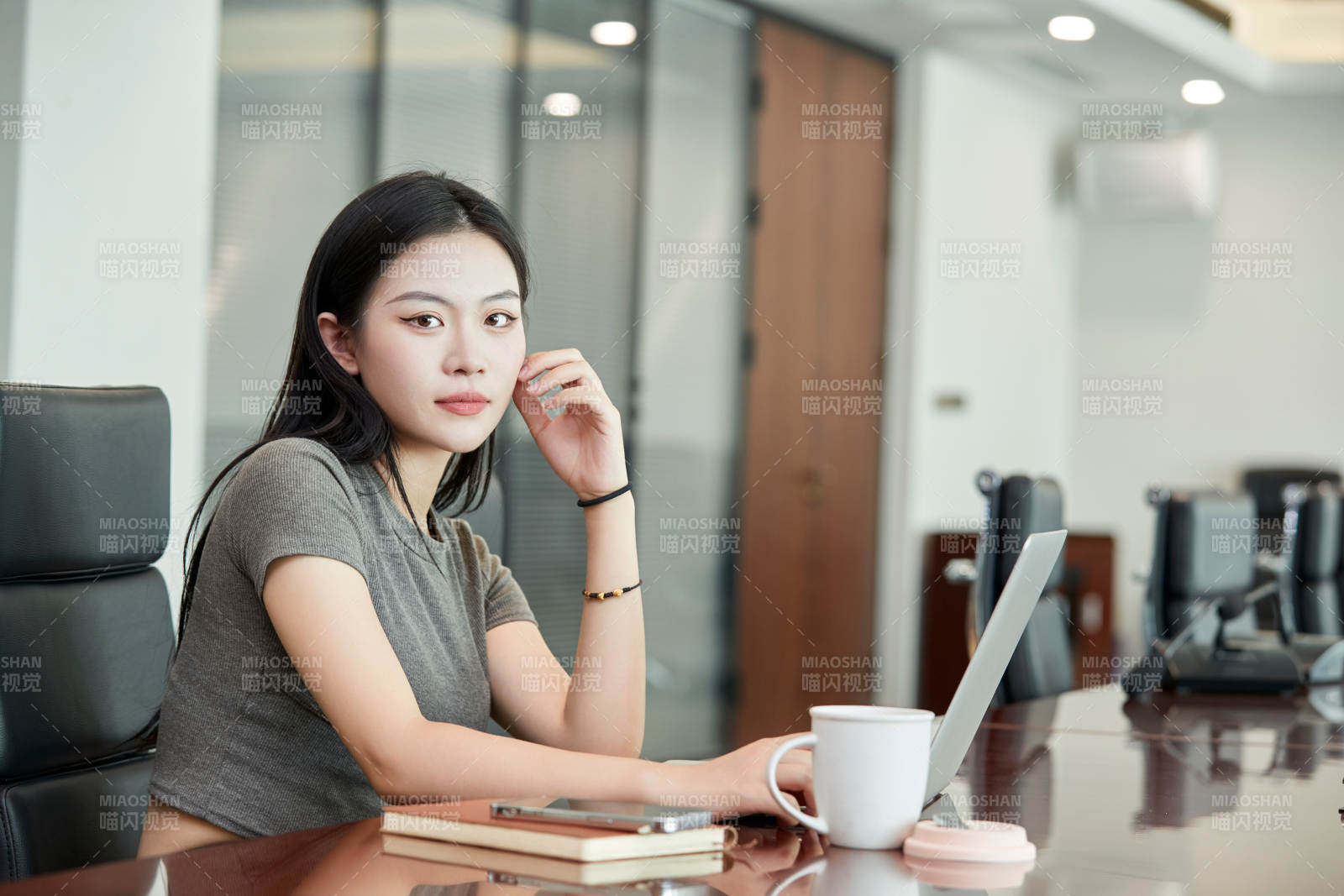 在室内使用电脑办公的亚洲白领女性