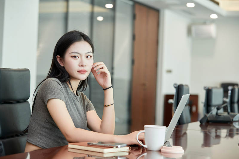 在室内使用电脑办公的亚洲白领女性