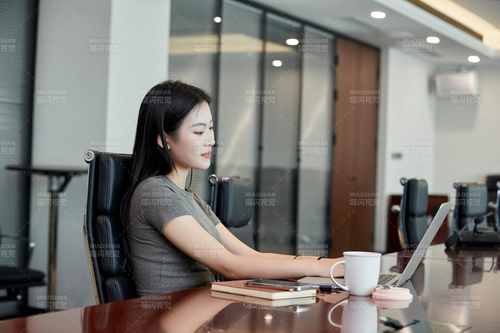 在室內(nèi)使用電腦辦公的亞洲白領(lǐng)女性