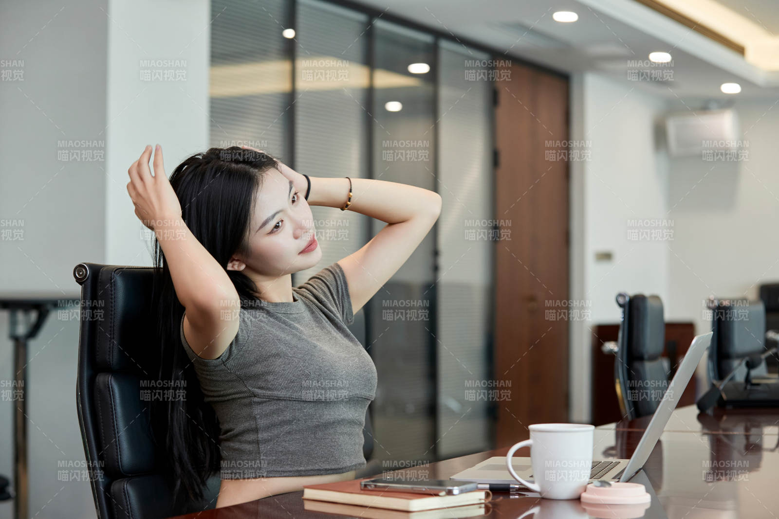 在室內使用電腦辦公的亞洲白領女性