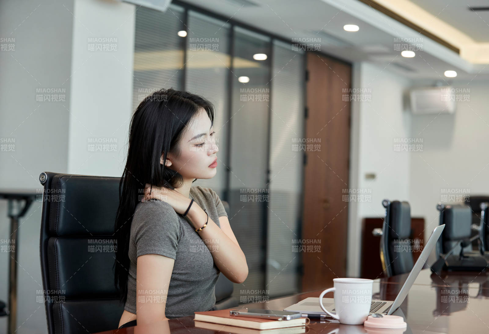 在室內使用電腦辦公的亞洲白領女性