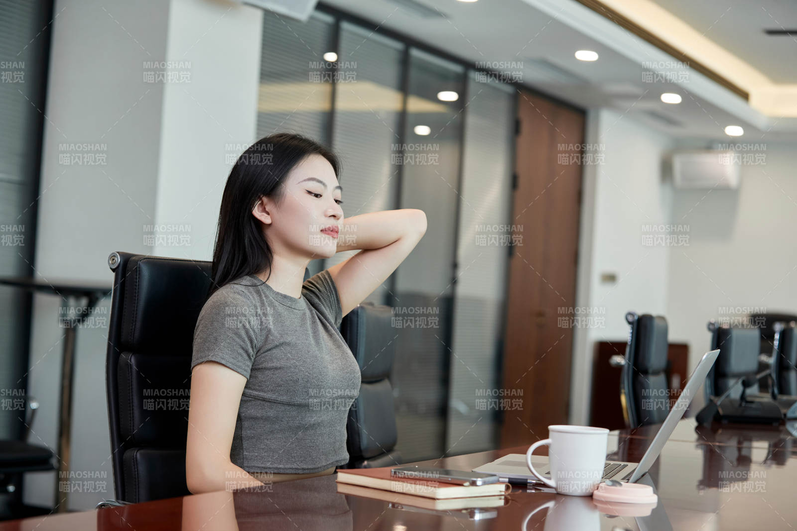 在室內(nèi)使用電腦辦公的亞洲白領(lǐng)女性