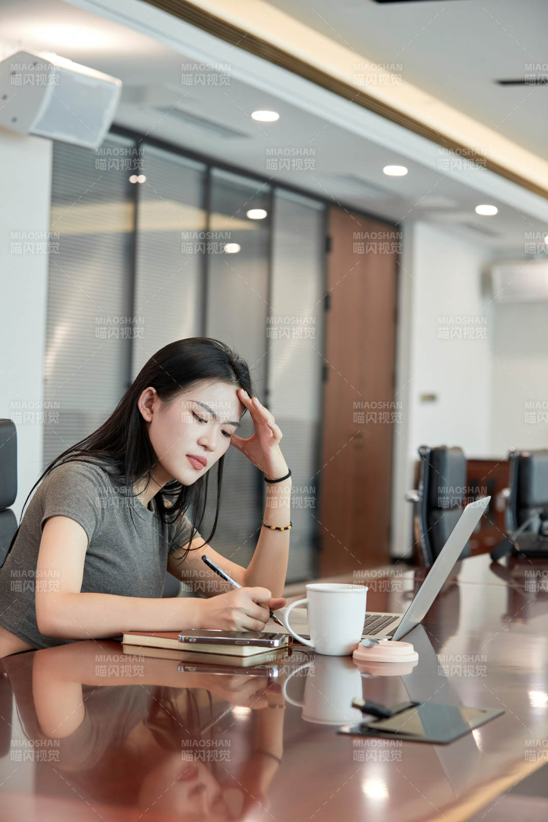 在室內使用電腦辦公的亞洲白領女性