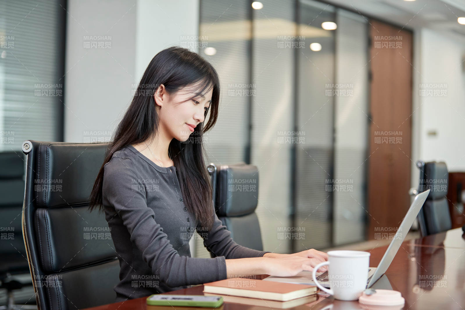 在室內使用電腦辦公的亞洲白領女性