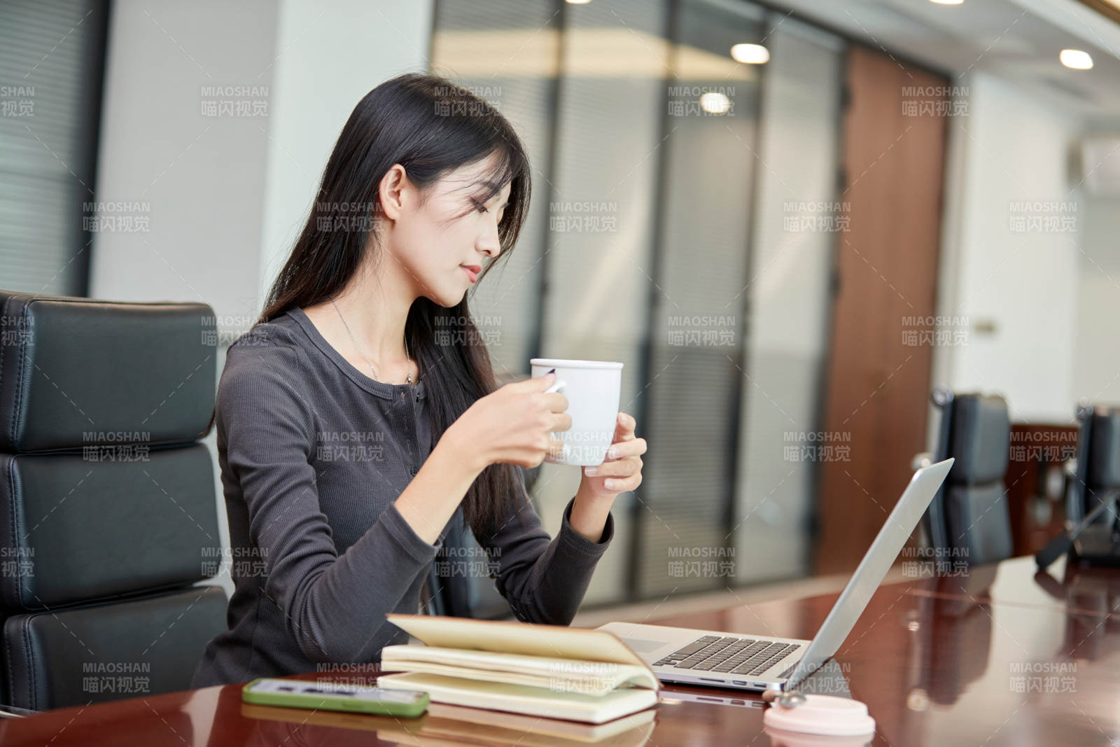 在室內使用電腦辦公的亞洲白領女性