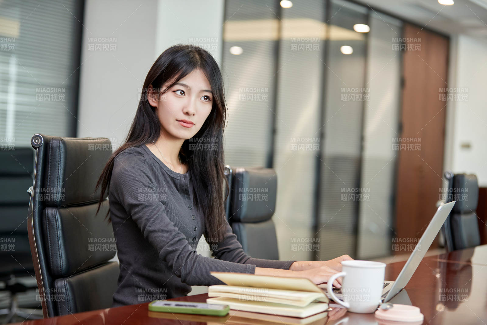 在室內使用電腦辦公的亞洲白領女性