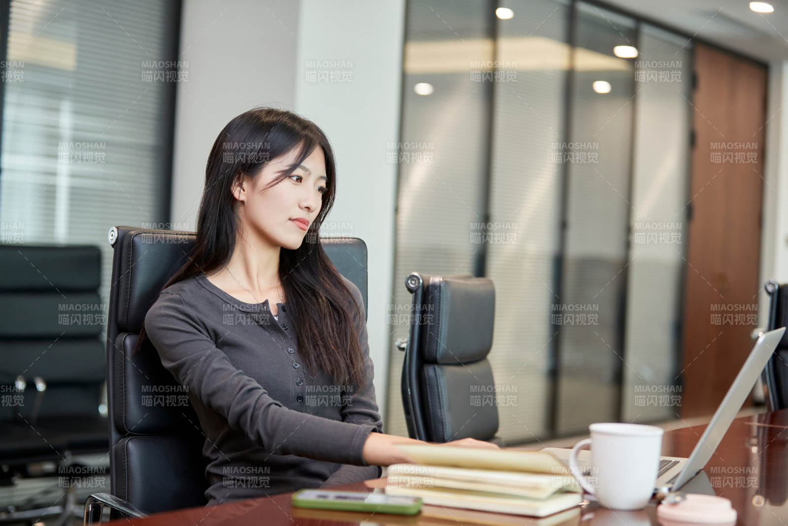 在室內(nèi)使用電腦辦公的亞洲白領(lǐng)女性
