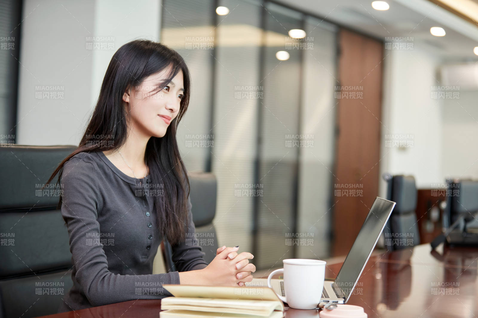 在室內(nèi)使用電腦辦公的亞洲白領(lǐng)女性