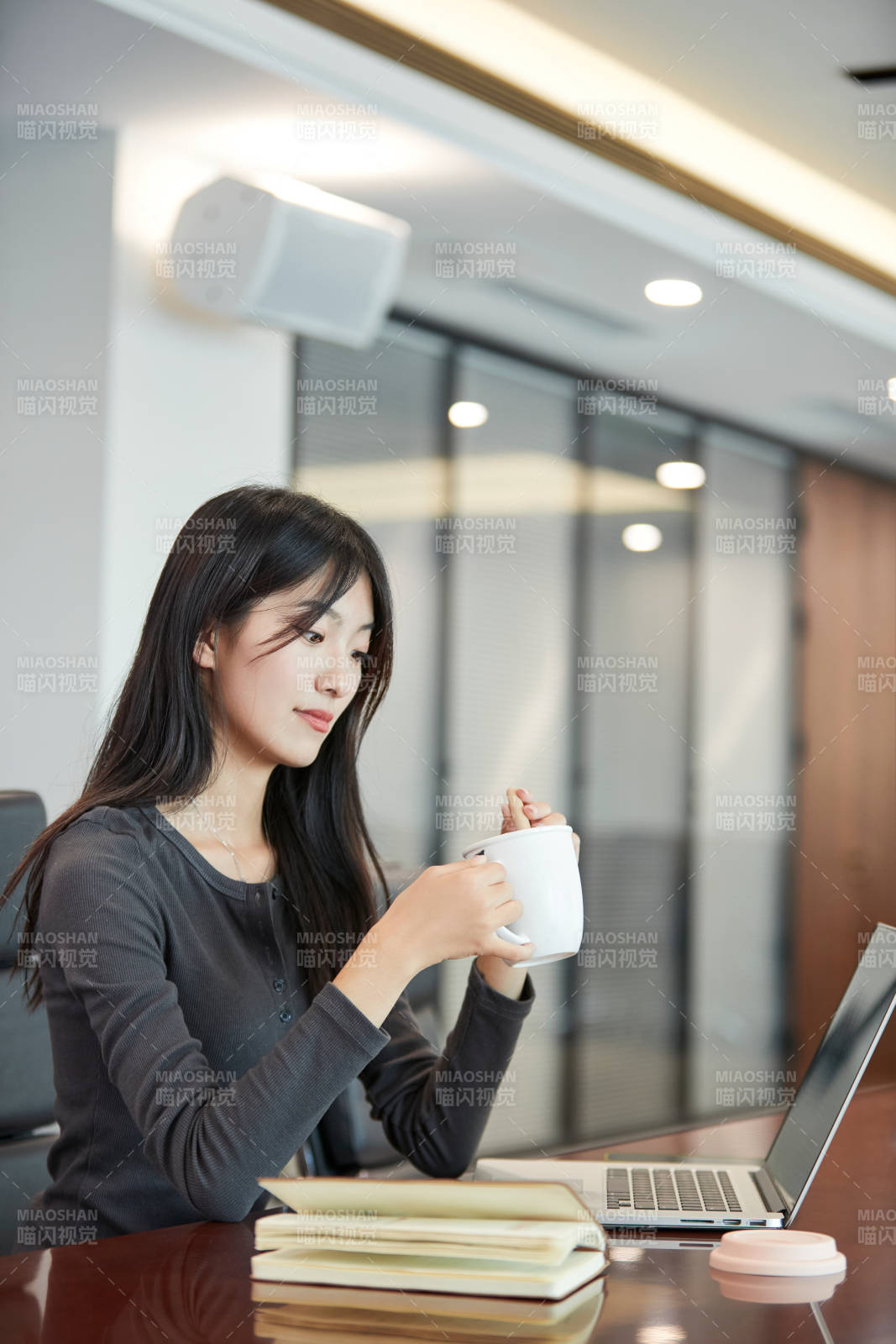 在室內使用電腦辦公的亞洲白領女性