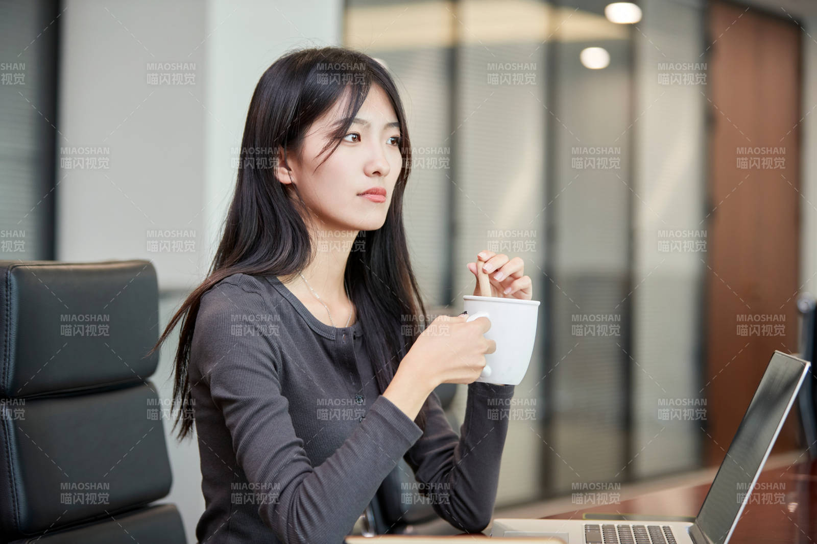 在室內(nèi)使用電腦辦公的亞洲白領(lǐng)女性