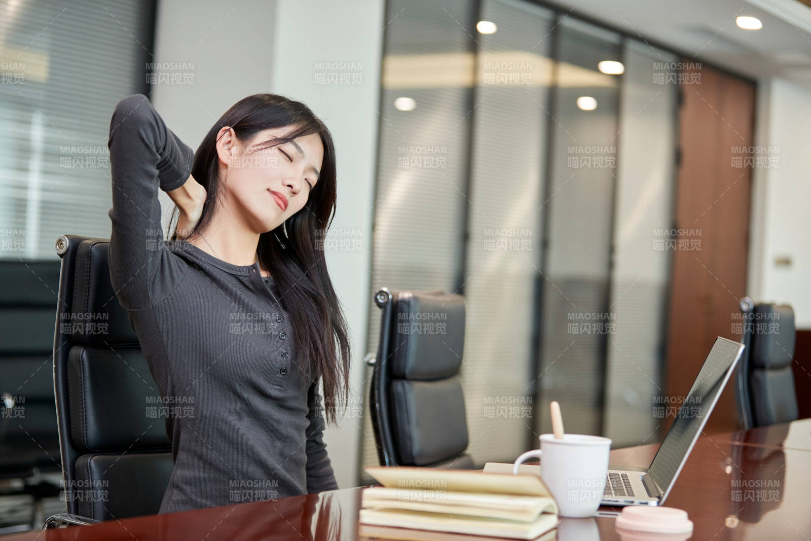 在室內使用電腦辦公的亞洲白領女性