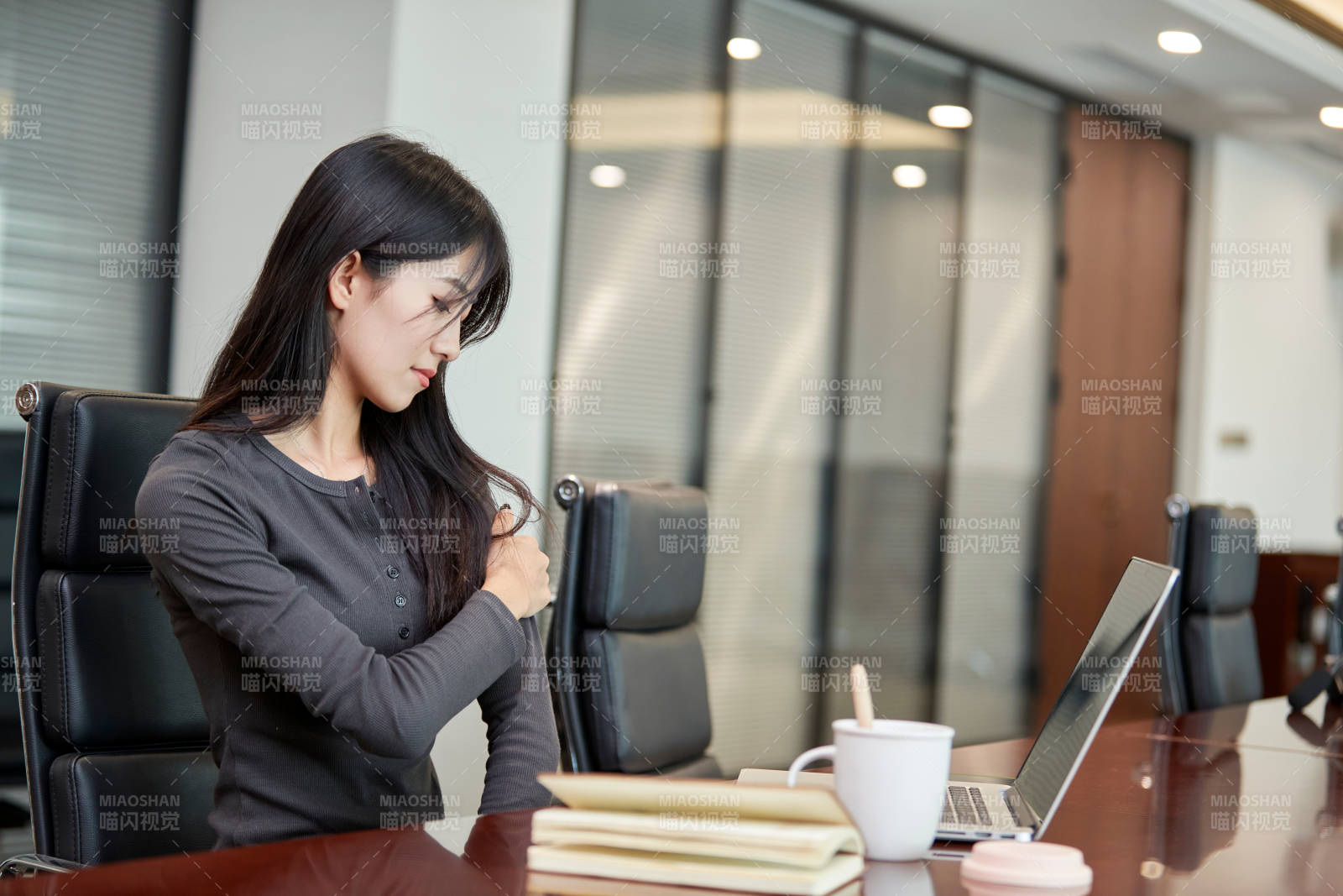 在室內使用電腦辦公的亞洲白領女性