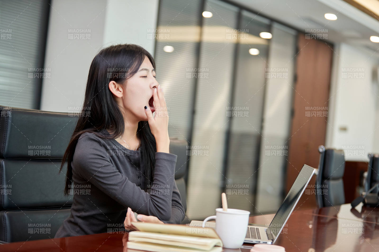 在室內使用電腦辦公的亞洲白領女性